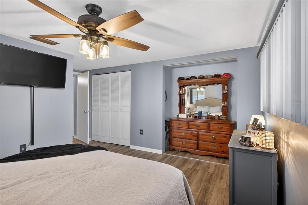 For Sale: $245,000 (2 beds, 2 baths, 1281 Square Feet)