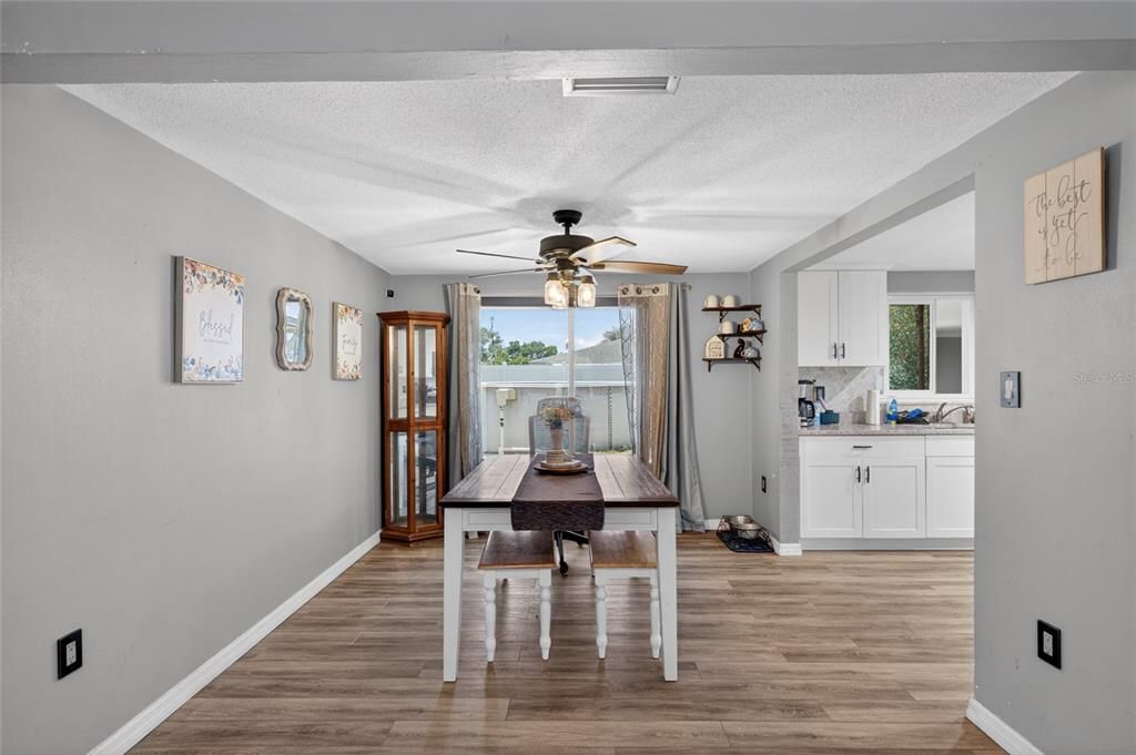 For Sale: $245,000 (2 beds, 2 baths, 1281 Square Feet)
