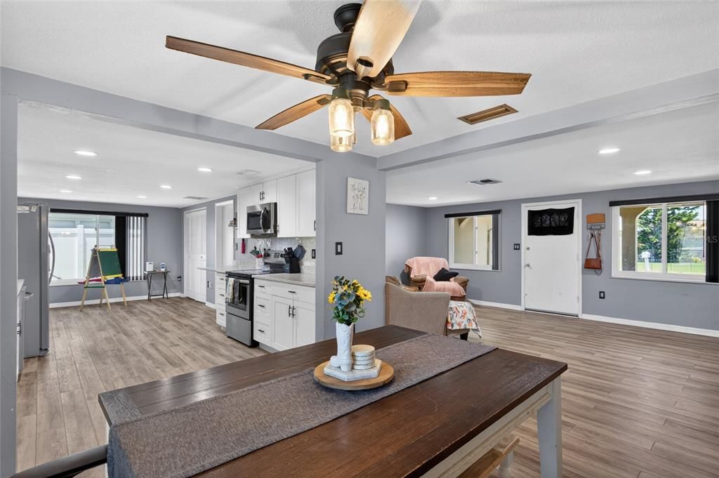 For Sale: $245,000 (2 beds, 2 baths, 1281 Square Feet)