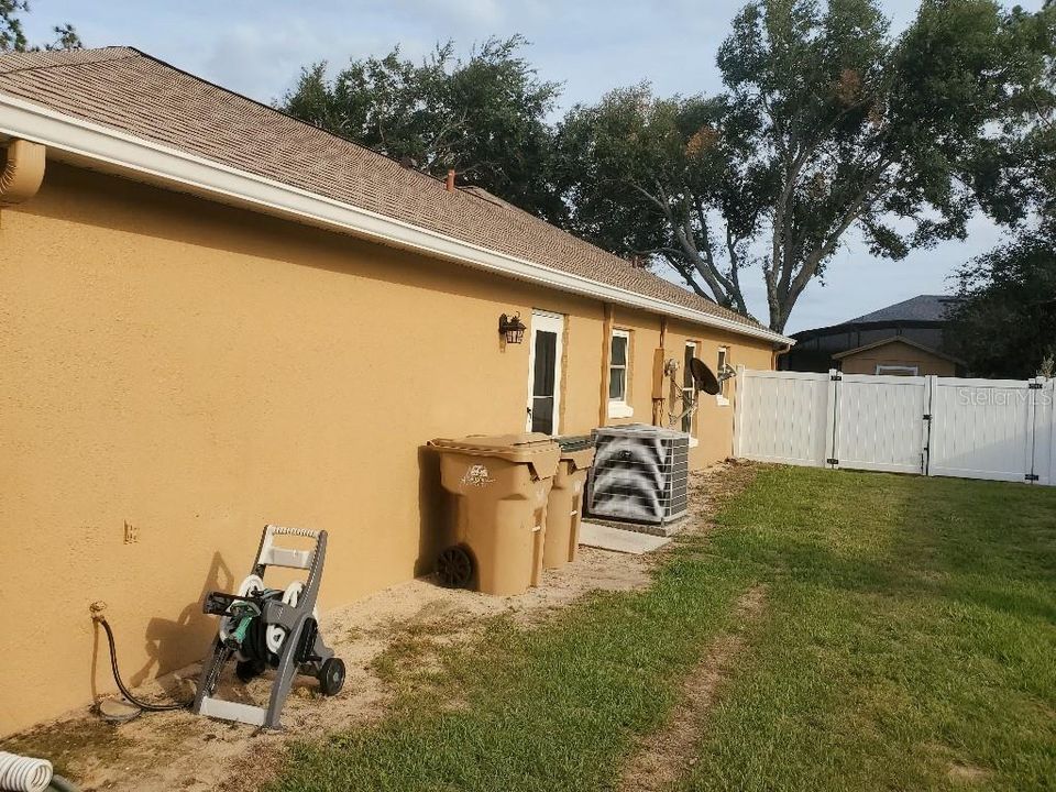 Active With Contract: $368,000 (3 beds, 2 baths, 1940 Square Feet)