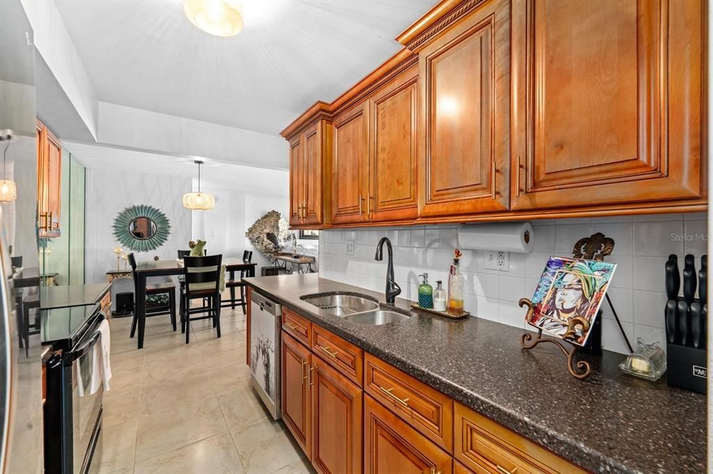 На продажу: $325,000 (2 спален, 2 ванн, 1240 Квадратных фут)