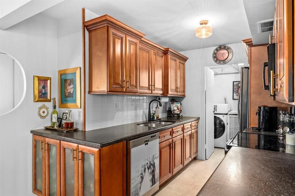 На продажу: $325,000 (2 спален, 2 ванн, 1240 Квадратных фут)