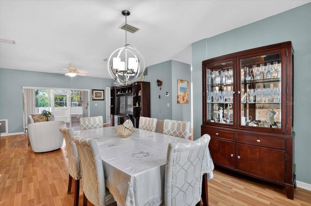 На продажу: $440,000 (4 спален, 2 ванн, 1646 Квадратных фут)