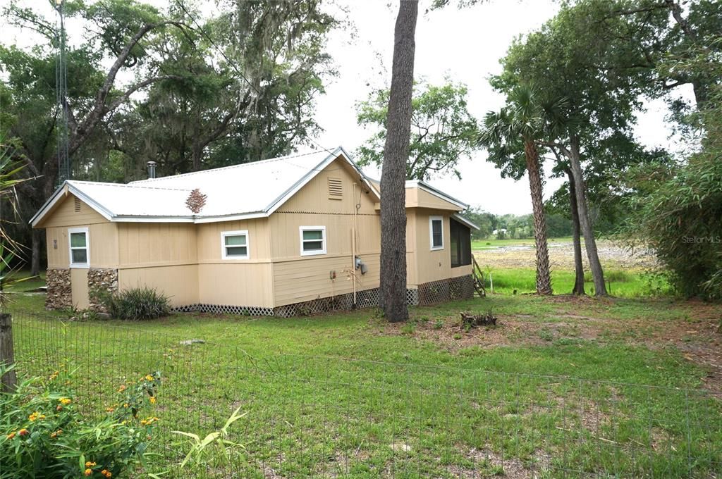 For Sale: $174,900 (2 beds, 1 baths, 1144 Square Feet)