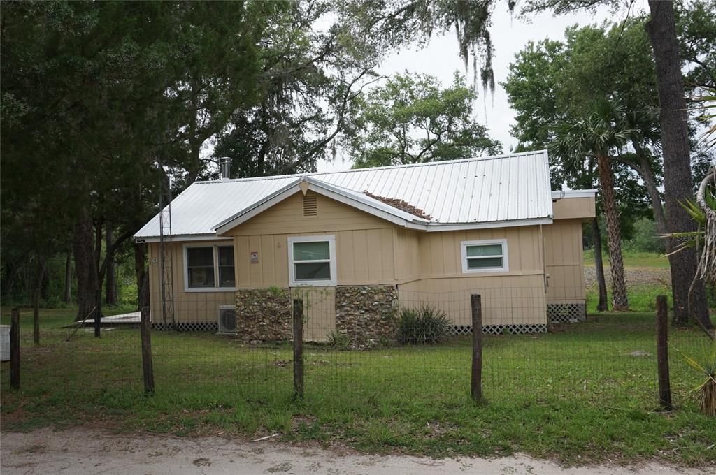 For Sale: $174,900 (2 beds, 1 baths, 1144 Square Feet)