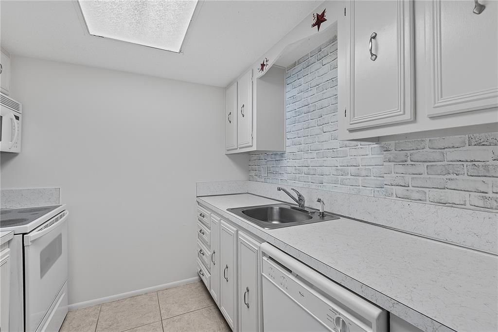 For Sale: $229,900 (2 beds, 2 baths, 1184 Square Feet)