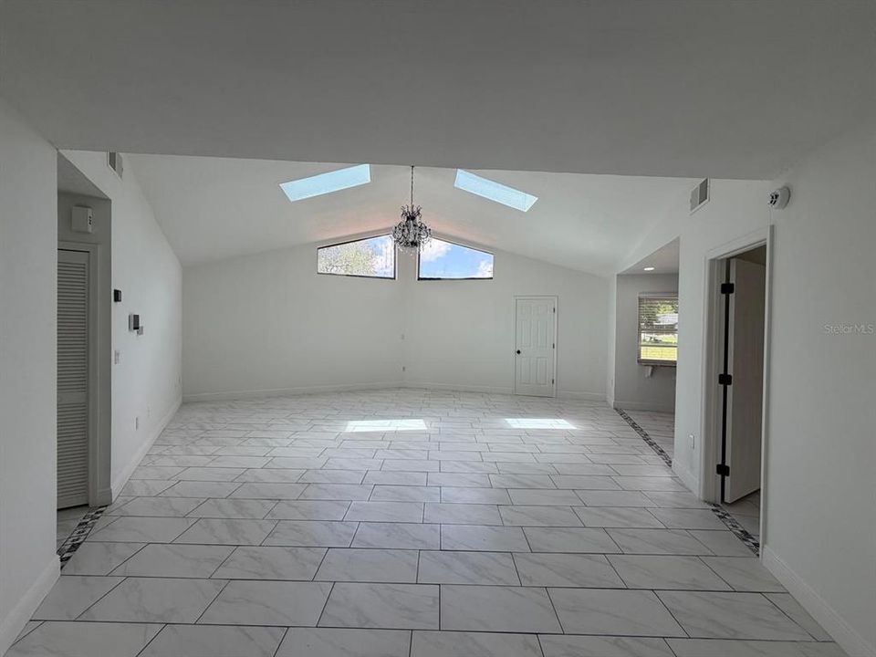 待售: $425,000 (4 贝兹, 3 浴室, 1714 平方英尺)