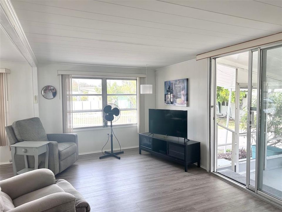 For Sale: $119,900 (2 beds, 1 baths, 900 Square Feet)