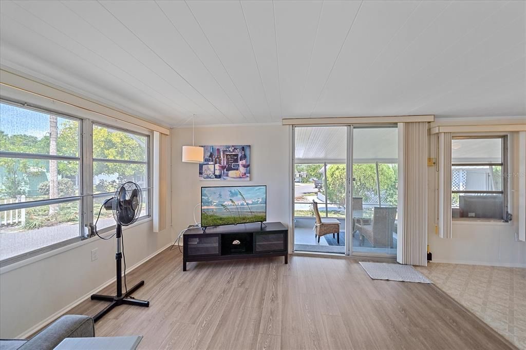 For Sale: $119,900 (2 beds, 1 baths, 900 Square Feet)