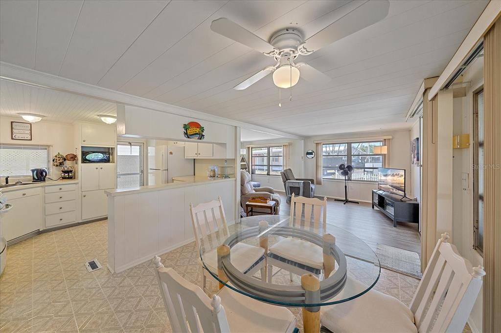 For Sale: $119,900 (2 beds, 1 baths, 900 Square Feet)