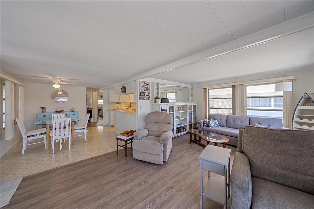 For Sale: $119,900 (2 beds, 1 baths, 900 Square Feet)