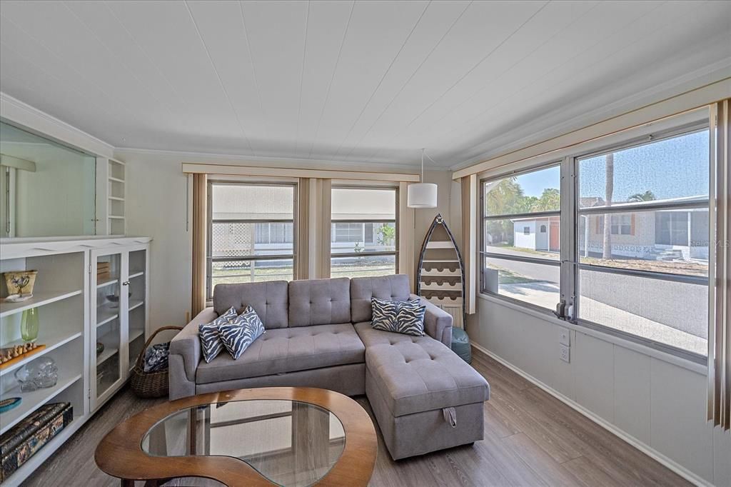 For Sale: $119,900 (2 beds, 1 baths, 900 Square Feet)