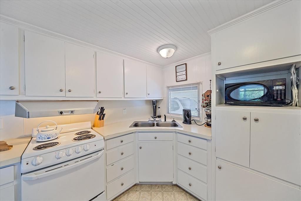 For Sale: $119,900 (2 beds, 1 baths, 900 Square Feet)