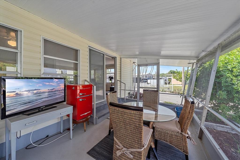 For Sale: $119,900 (2 beds, 1 baths, 900 Square Feet)