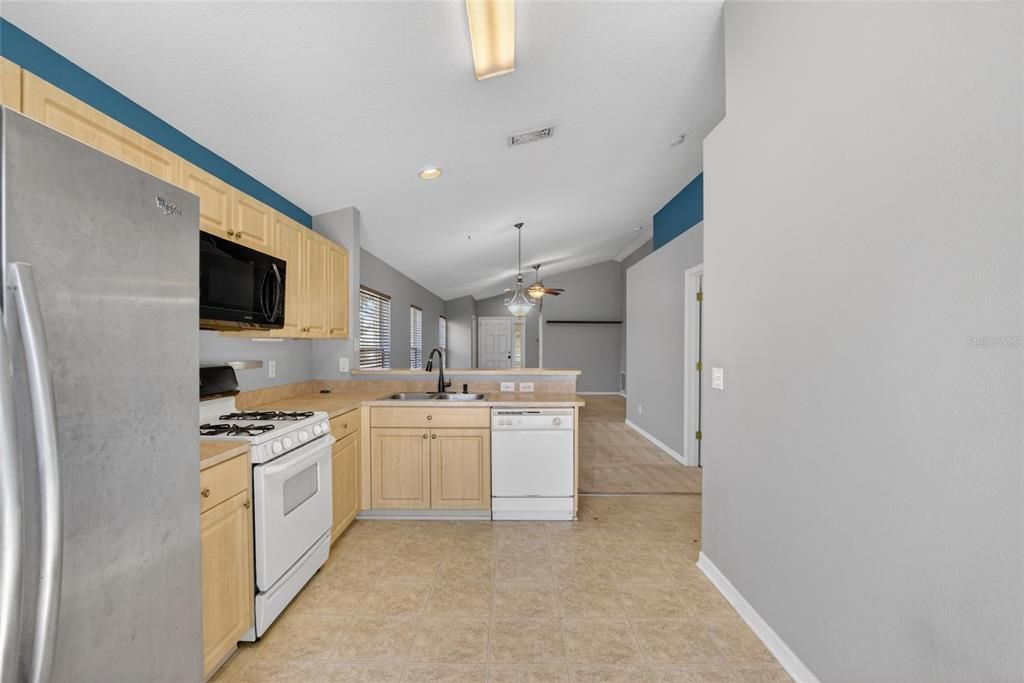 For Sale: $300,000 (3 beds, 2 baths, 1335 Square Feet)