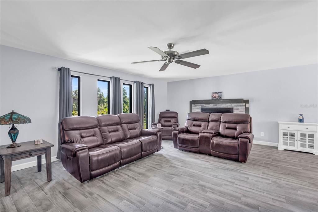 For Sale: $560,000 (2 beds, 2 baths, 1512 Square Feet)