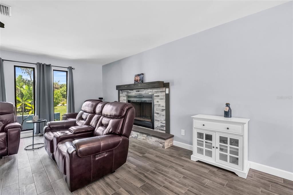 For Sale: $560,000 (2 beds, 2 baths, 1512 Square Feet)