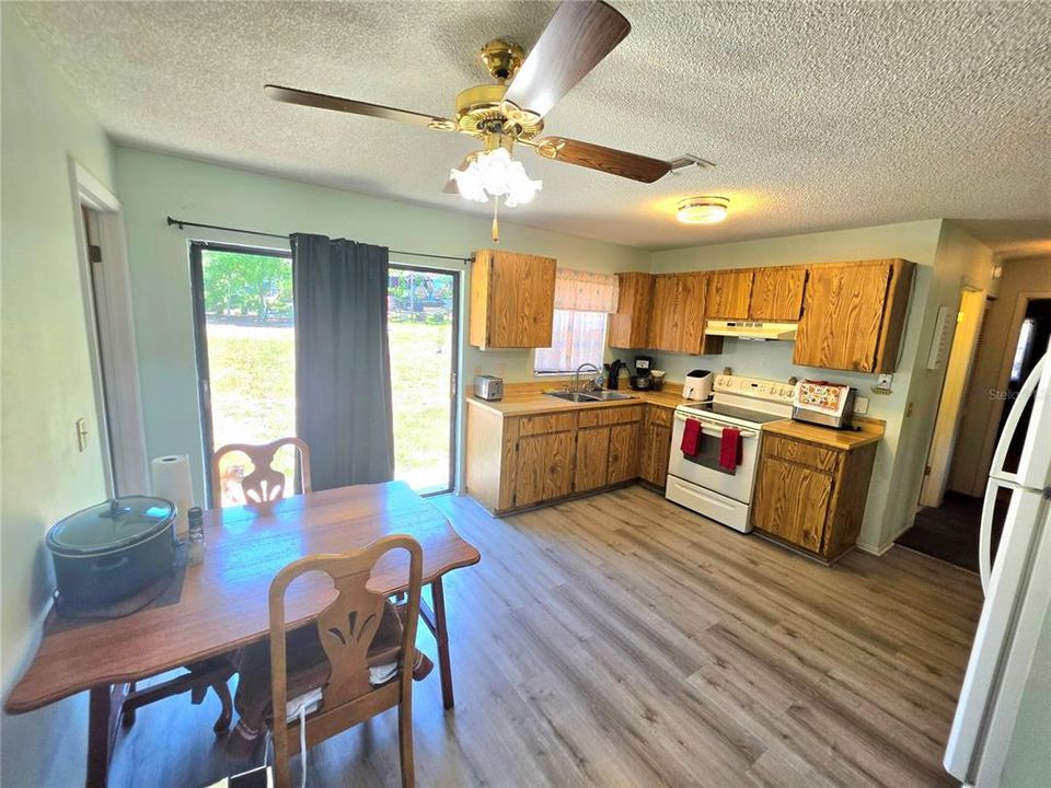 For Sale: $250,000 (2 beds, 1 baths, 1038 Square Feet)