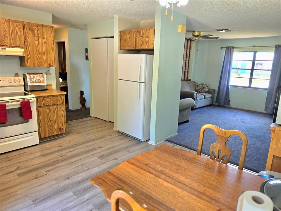 For Sale: $250,000 (2 beds, 1 baths, 1038 Square Feet)