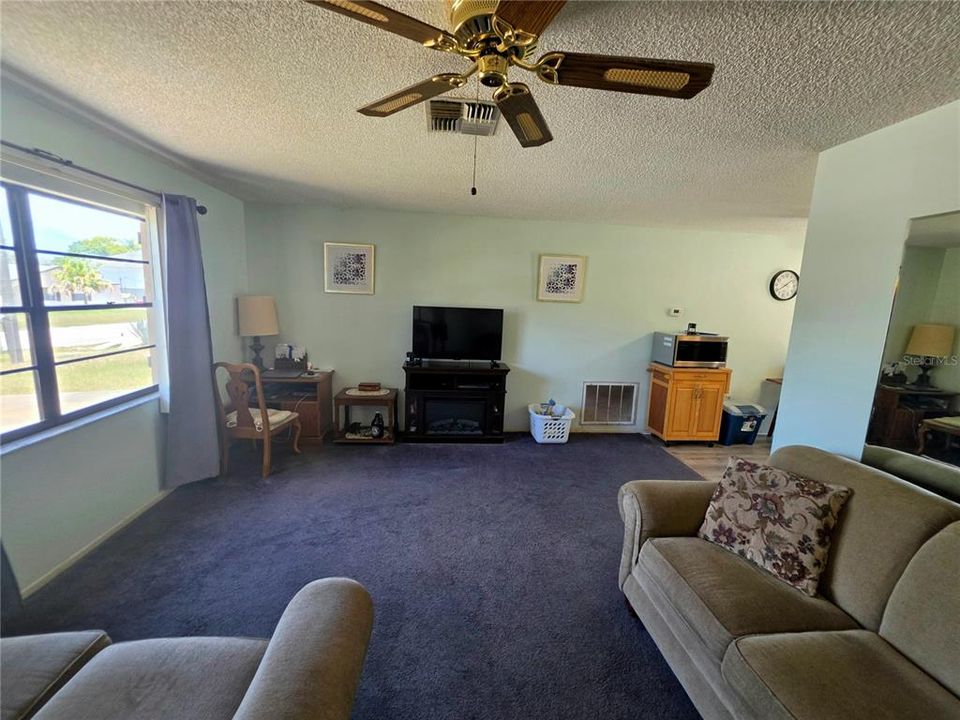 For Sale: $250,000 (2 beds, 1 baths, 1038 Square Feet)
