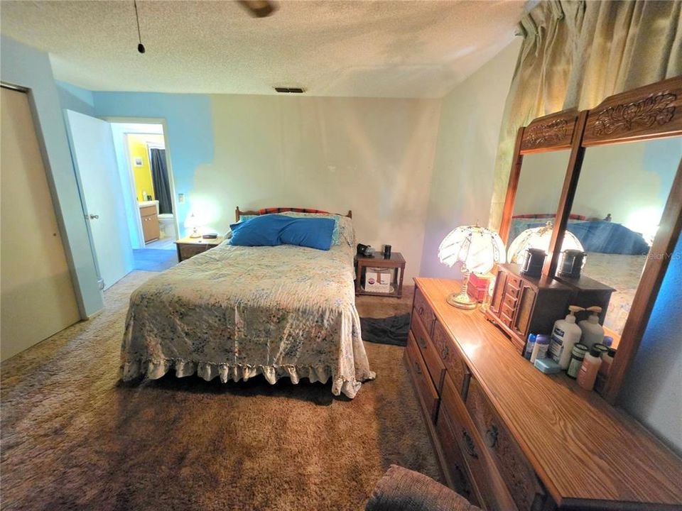 For Sale: $250,000 (2 beds, 1 baths, 1038 Square Feet)