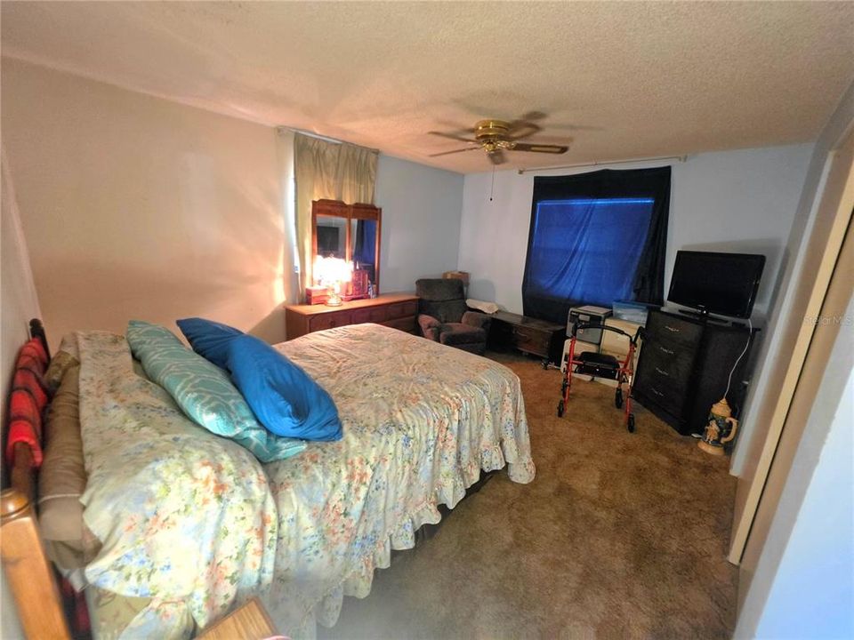 For Sale: $250,000 (2 beds, 1 baths, 1038 Square Feet)