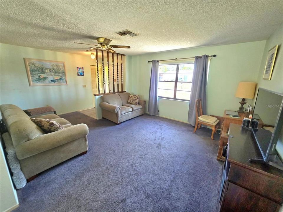 For Sale: $250,000 (2 beds, 1 baths, 1038 Square Feet)