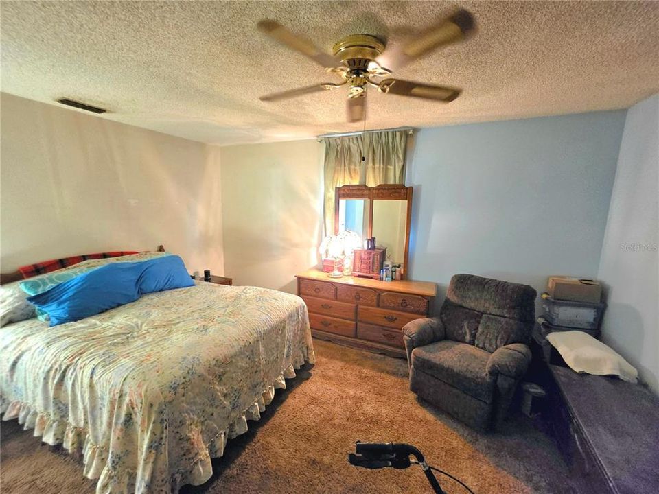 For Sale: $250,000 (2 beds, 1 baths, 1038 Square Feet)