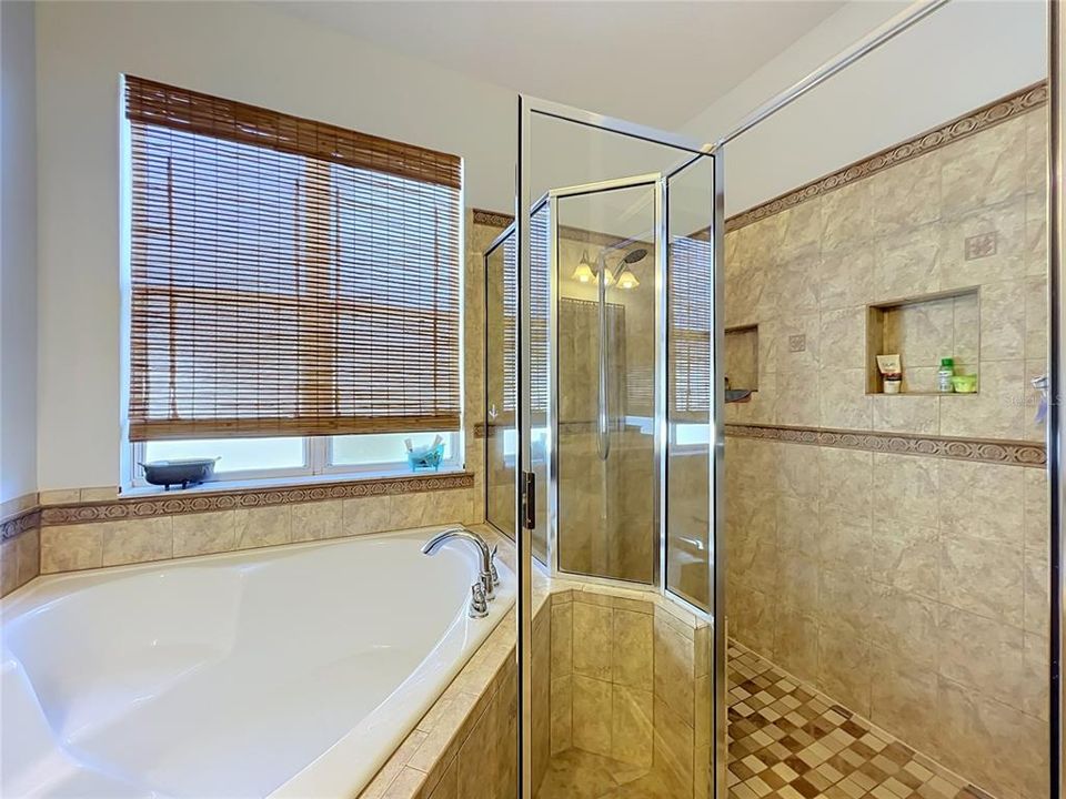 На продажу: $645,000 (5 спален, 2 ванн, 3323 Квадратных фут)