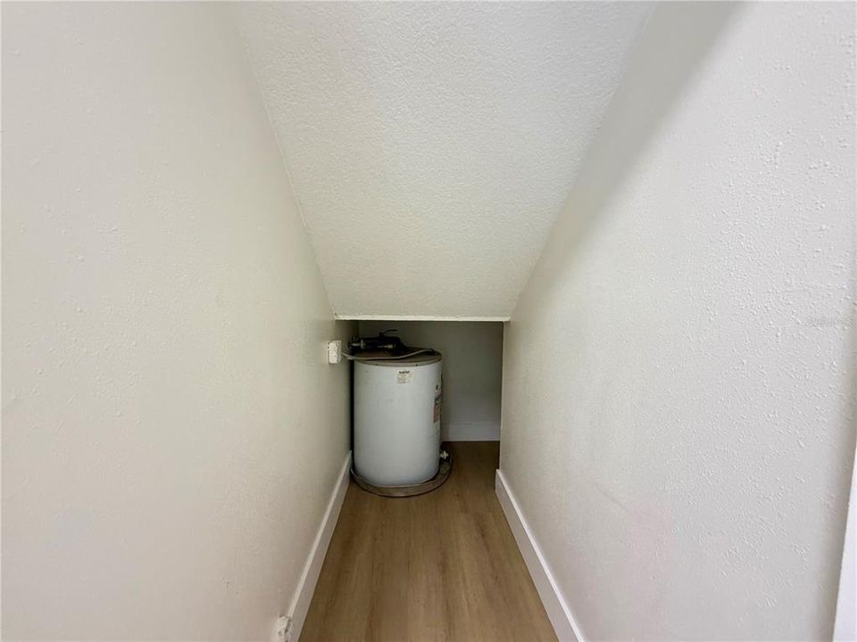 For Rent: $1,650 (2 beds, 1 baths, 996 Square Feet)