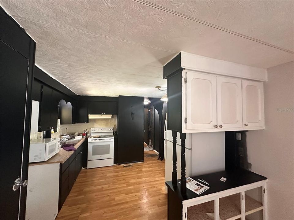 На продажу: $169,900 (2 спален, 2 ванн, 1020 Квадратных фут)