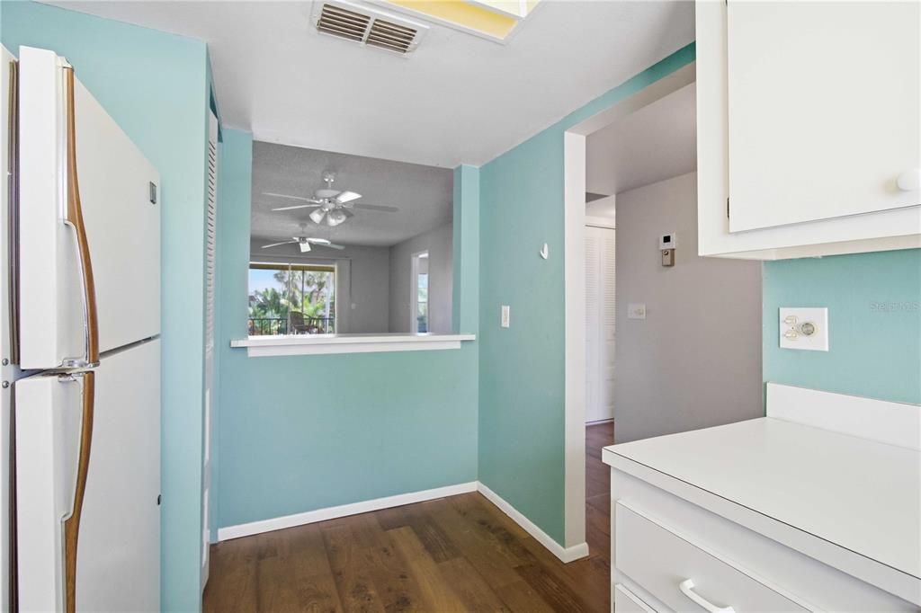 For Sale: $115,000 (2 beds, 2 baths, 947 Square Feet)