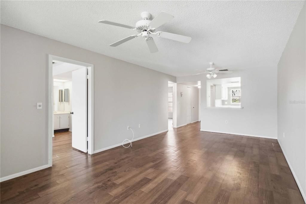 For Sale: $115,000 (2 beds, 2 baths, 947 Square Feet)