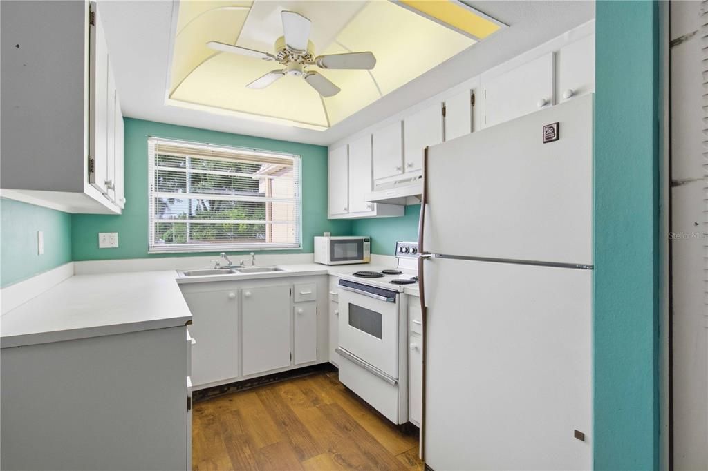 For Sale: $115,000 (2 beds, 2 baths, 947 Square Feet)