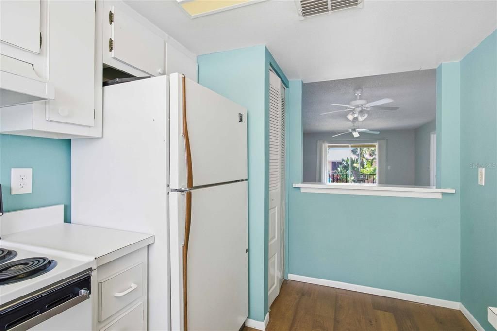 For Sale: $115,000 (2 beds, 2 baths, 947 Square Feet)