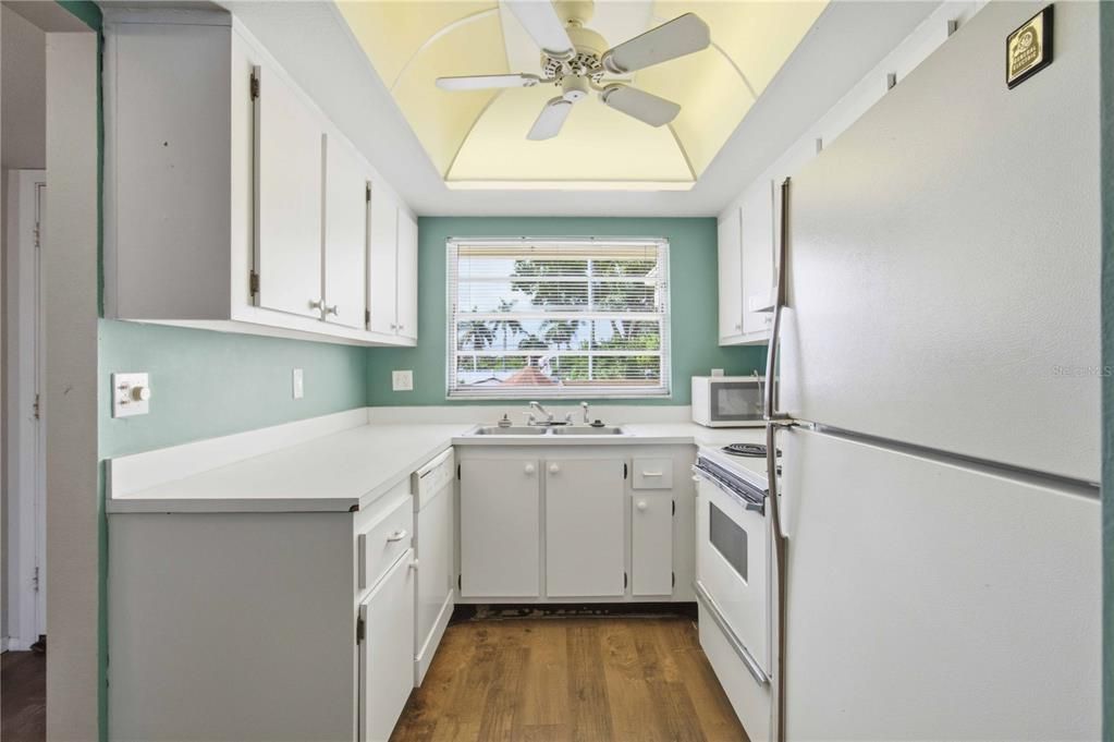 For Sale: $115,000 (2 beds, 2 baths, 947 Square Feet)
