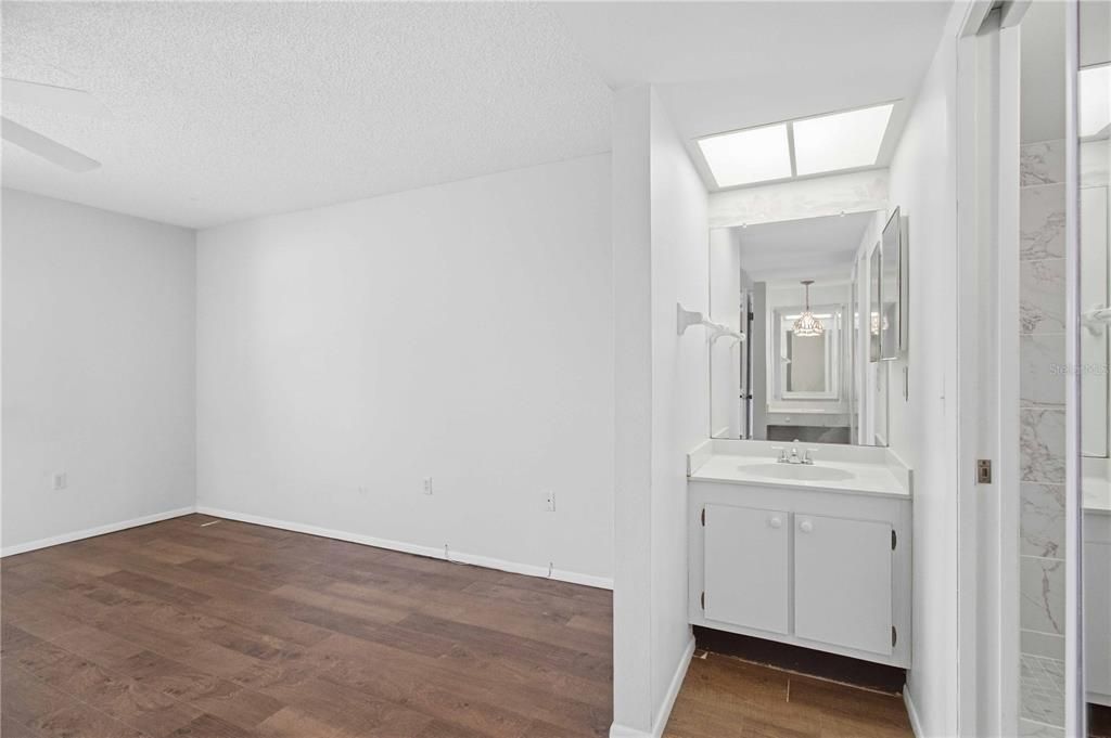 For Sale: $115,000 (2 beds, 2 baths, 947 Square Feet)