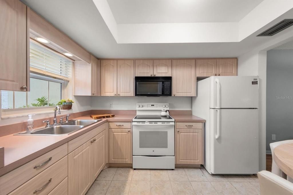На продажу: $210,000 (1 спален, 1 ванн, 974 Квадратных фут)