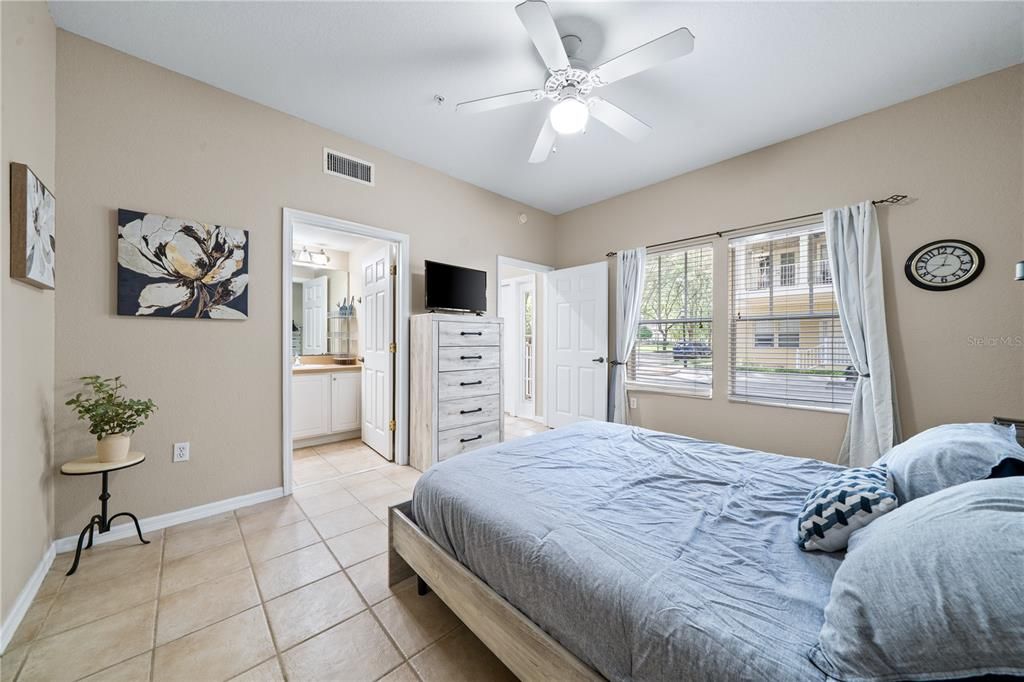待售: $218,500 (2 贝兹, 2 浴室, 1111 平方英尺)