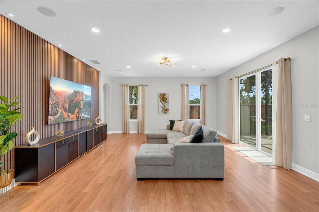 En Venta: $585,000 (4 camas, 3 baños, 2242 Pies cuadrados)