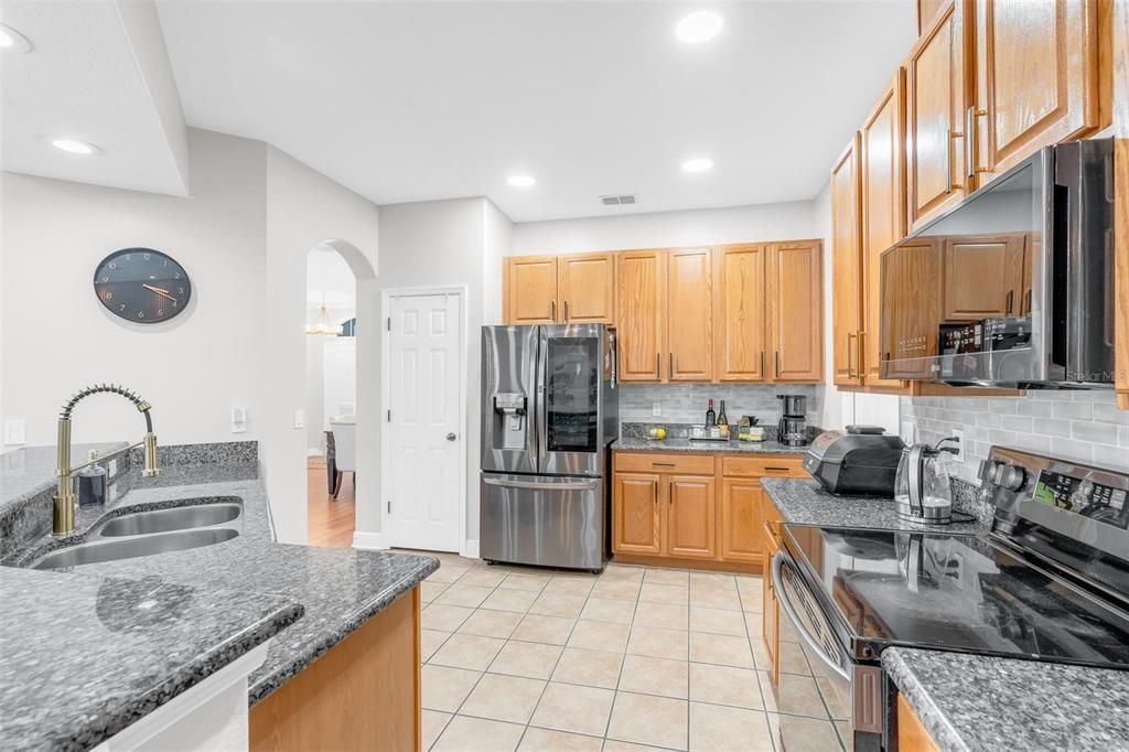 En Venta: $585,000 (4 camas, 3 baños, 2242 Pies cuadrados)