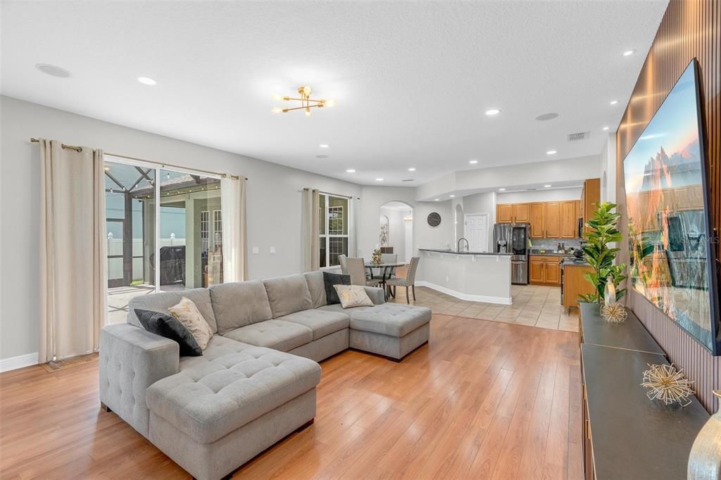 En Venta: $585,000 (4 camas, 3 baños, 2242 Pies cuadrados)