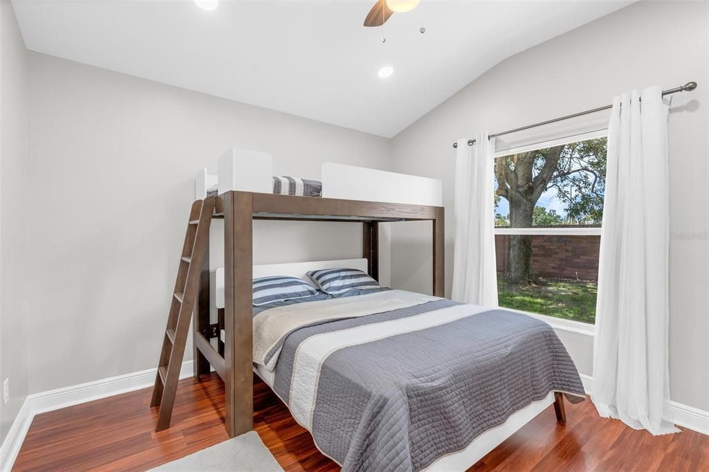 En Venta: $585,000 (4 camas, 3 baños, 2242 Pies cuadrados)