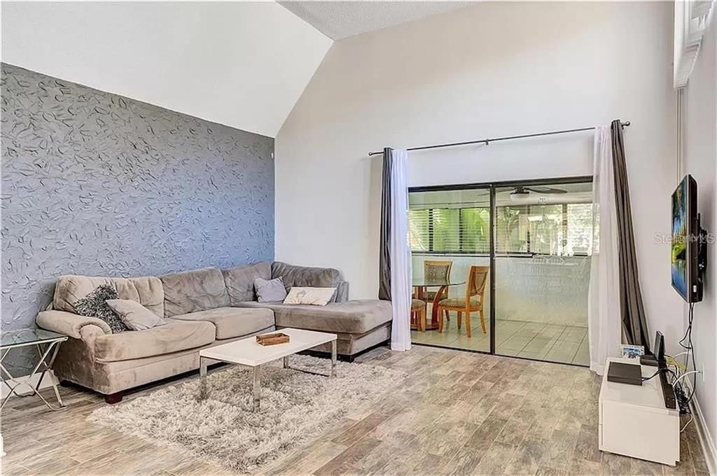 В аренду: $1,900 (2 спален, 2 ванн, 1258 Квадратных фут)