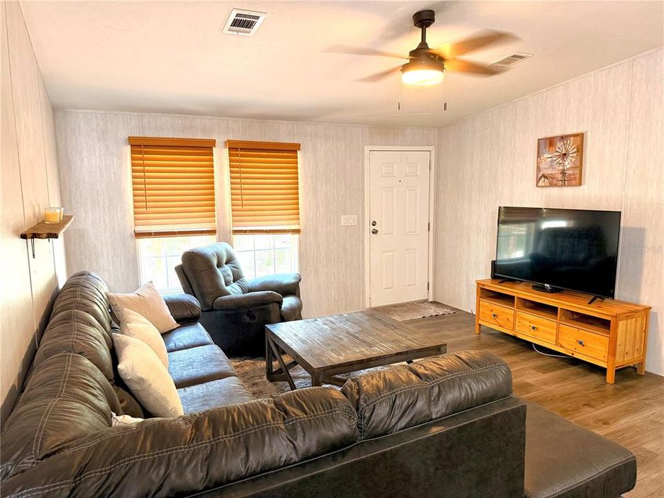 For Sale: $249,900 (3 beds, 2 baths, 1080 Square Feet)
