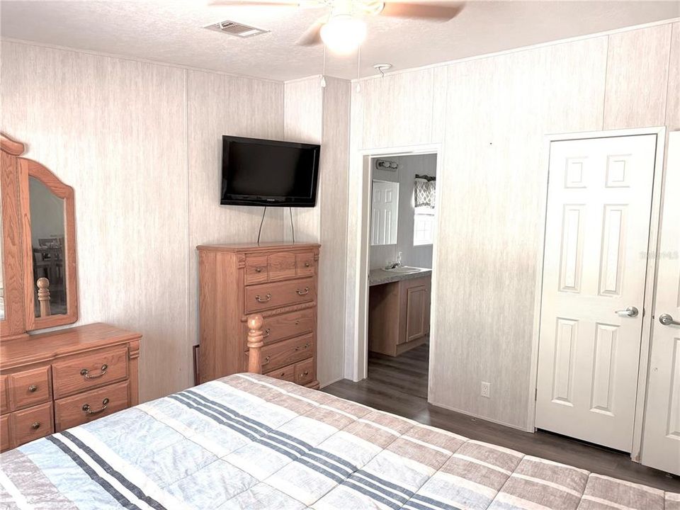 For Sale: $249,900 (3 beds, 2 baths, 1080 Square Feet)