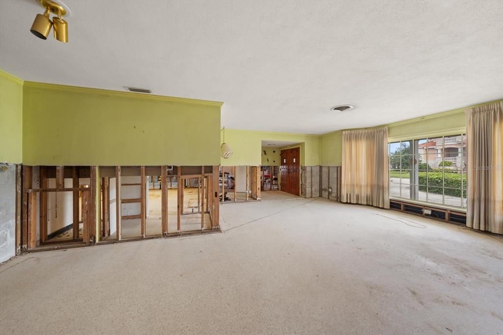 For Sale: $999,000 (4 beds, 2 baths, 2548 Square Feet)