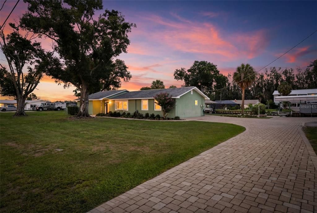 En Venta: $749,900 (3 camas, 3 baños, 1992 Pies cuadrados)