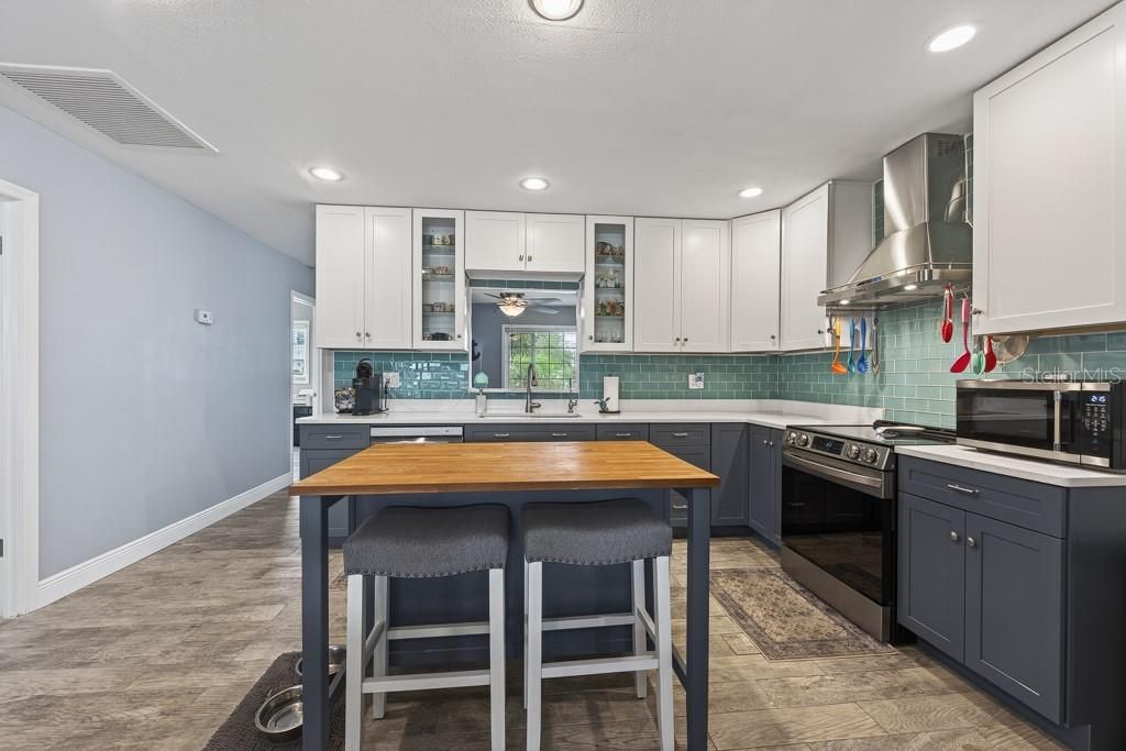 For Sale: $425,000 (3 beds, 2 baths, 1528 Square Feet)