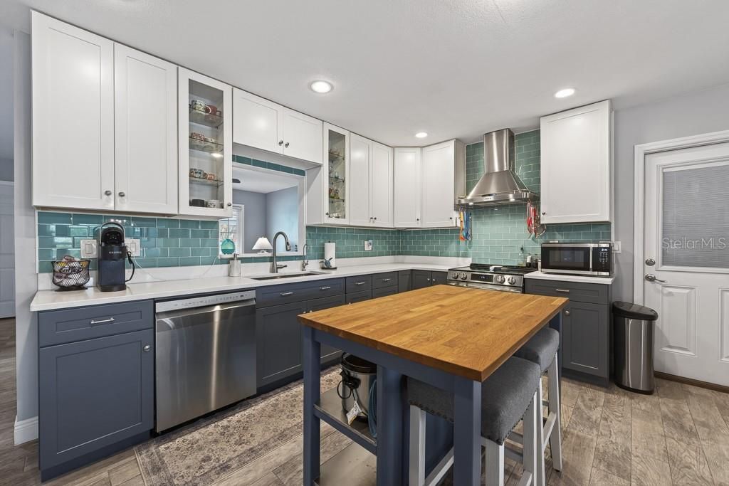 For Sale: $425,000 (3 beds, 2 baths, 1528 Square Feet)